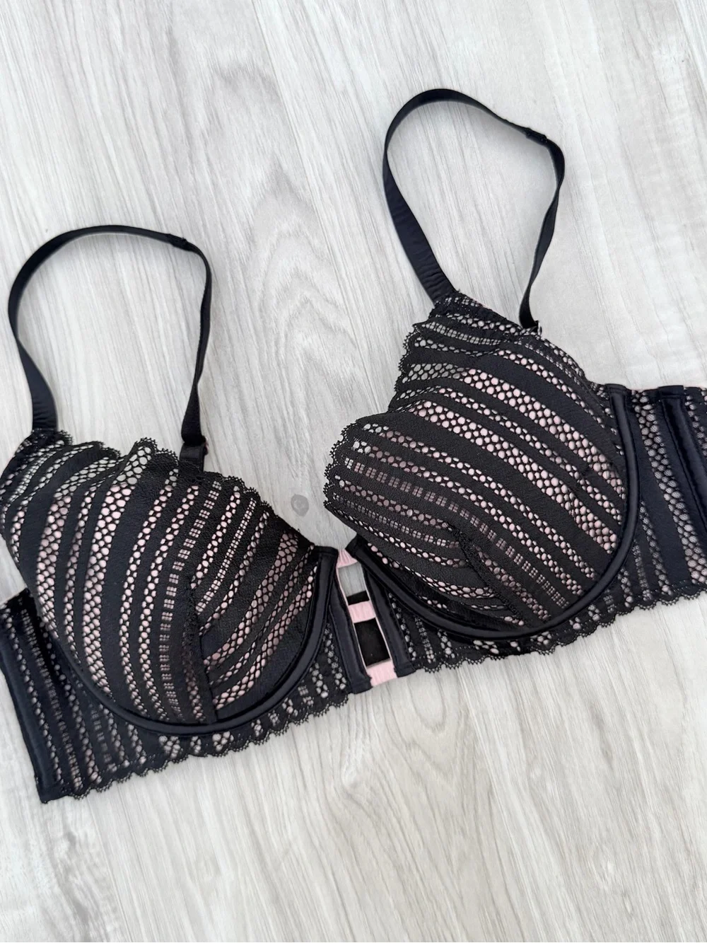 Victoria's Secret Lace Lightly Lined Plunge Bra